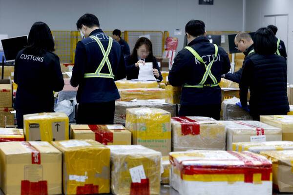 지난달 18일 인천 중구 인천공항세관 특송물류센터 검사장에서 관세청 직원들이 마약류 성분 함유 불법 의약품 적발 급증에 따른 집중 단속을 하고 있다. 연합뉴스