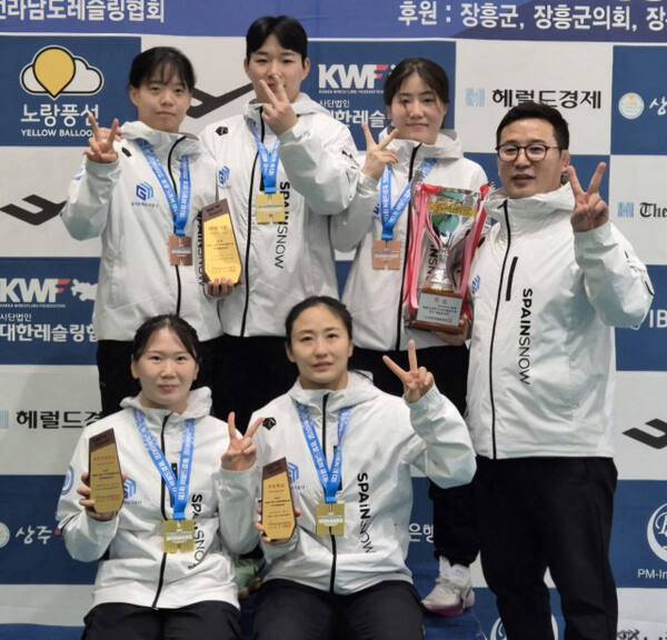 GH 여자레슬링팀이 제3회 헤럴드경제·코리아헤럴드배 전국레슬링대회 시상식 후 기념촬영을 하고 있다. GH 레슬링팀 제공