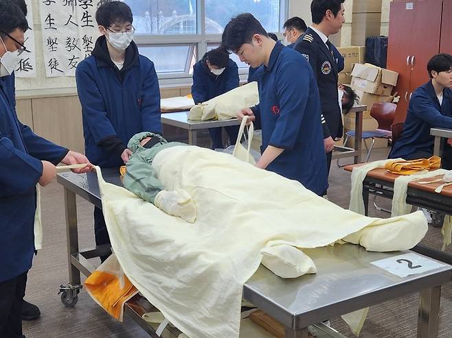 충남 천안시에 위치한 보람장례지도사교육원에서 장례지도사 강의 수강생들이 실습을 진행하고 있다. [천안 = 이호준 기자]