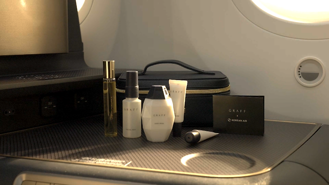 대한항공과 세계적인 고급 주얼리 브랜드 ‘그라프(GRAFF)’가 콜라보한 상위 클래스 어메니티 키트. [사진제공 = 대한항공]