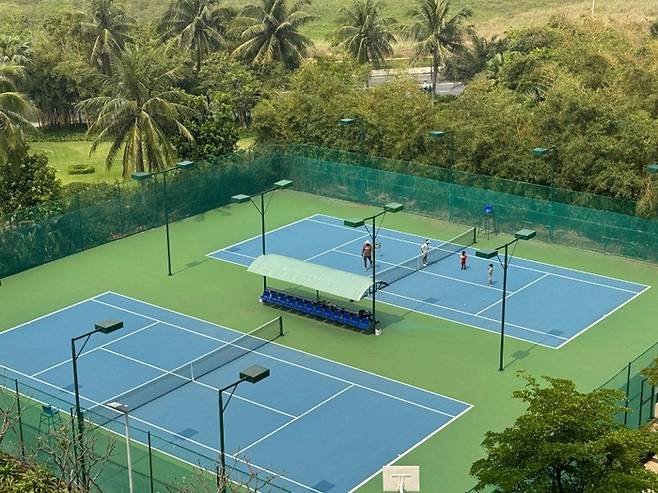 레지던스 동에서 내려다 본 하얏트 리젠시 빌라 테니스 코트 / 사진=홍지연 여행+ 기자