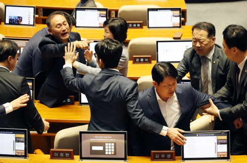 14일 정치·외교·통일·안보 분야 대정부질문이 진행된 국회 본회의에서 더불어민주당 김원이 의원과 국민의힘 권영진 의원이 언쟁하고 있다. [사진 출처 = 연합뉴스]