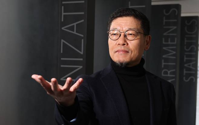 이정동 서울대 교수가 포즈를 취하고 있다. [이승환 기자]