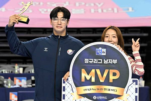 사진 신한 SOL페이 24 25 핸드볼 H리그 남자부 ‘신한카드 정규리그 MVP’ 하남시청 박광순에게 팬이 시상하고 있다, 사진 제공=한국핸드볼연맹