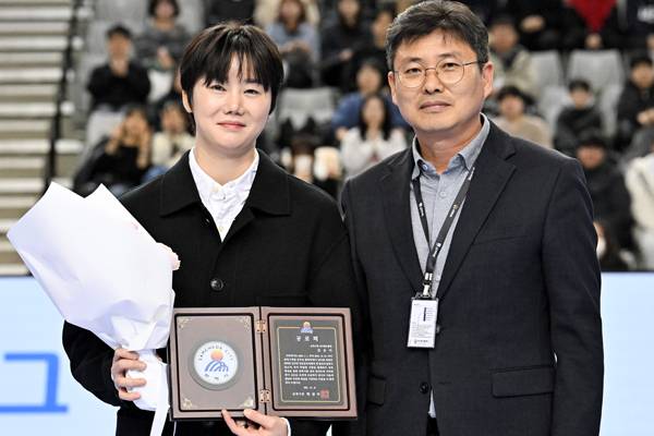 사진 삼척시청 김두경 부단장(오른쪽)이 김온아에게 감사패를 전달했다. 사진 제공=한국핸드볼연맹