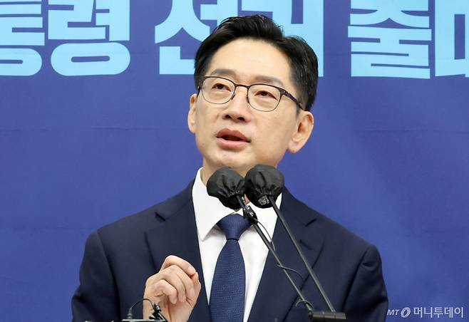 (세종=뉴스1) 김기남 기자 = 더불어민주당 김경수 전 경남도지사가 13일 세종시청에서 제21대 대통령 선거 출마선언을 하고 있다. 2025.4.13/뉴스1  Copyright (C) 뉴스1. All rights reserved. 무단 전재 및 재배포,  AI학습 이용 금지. /사진=(세종=뉴스1) 김기남 기자