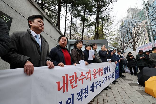 내란청산·사회대개혁비상행동 회원들이 14일 서울 서초구 서울중앙지법 동문 앞에서 윤석열 전 대통령 엄벌 및 재판부의 직권 재구속 촉구 기자회견을 하고 있다. /사진=뉴스1