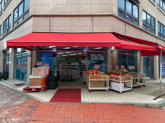 이랜드가 운영중인 킴스편의점. 이름은 편의점이지만 운영 형태는 SSM에 가까워  정부로부터 편의점 형태로 운영하도록 행정지도를 받았다./ 사진제공=이랜드