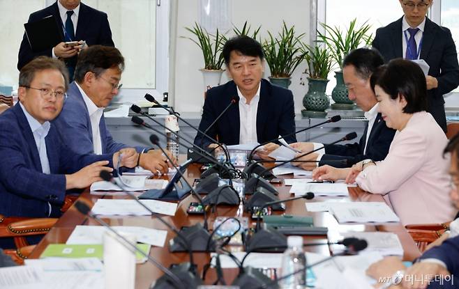 (서울=뉴스1) 안은나 기자 = 1일 오전 서울 여의도 국회 국토교통위원회에서 열린 제416회국회(임시회) 제1차 교통법안심사소위원회에서 문진석 소위원장이 택시발전법, 운수사업법 개정안 논의를 위해 회의를 진행하고 있다. 2024.8.1/뉴스1  Copyright (C) 뉴스1. All rights reserved. 무단 전재 및 재배포,  AI학습 이용 금지. /사진=(서울=뉴스1) 안은나 기자