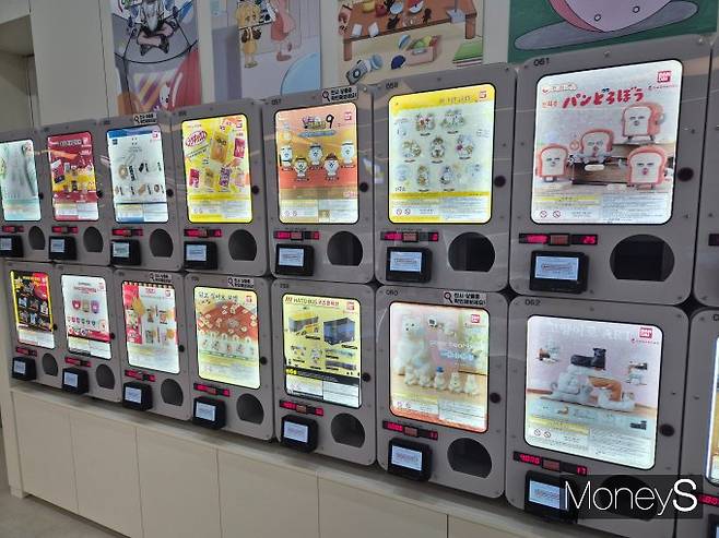 양수진 성신여대 소비자산업학과 교수는 가챠숍, 인형뽑기 유행이 지속될지에 대해 쉽게 사그라지지 않을 것이라고 전했다. 사진은 지난 9일 서울 마포구 홍대 인근 가챠숍 제품의 모습. /사진=김인영 기자