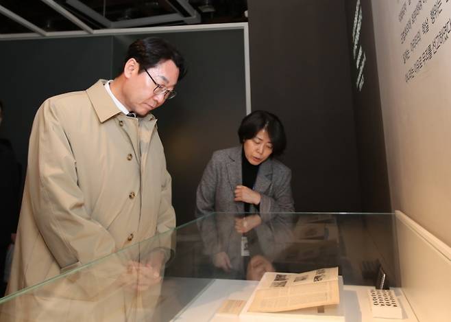 정명근 화성특례시장이 화성시독립운동기념관의 전시품을 관람하고 있다. /사진제공=화성특례시