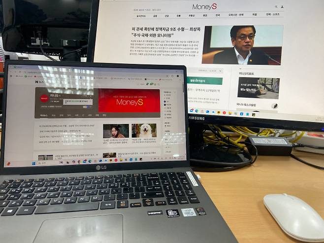 평소 업무 시 모습. '메이드 인 차이나 없이 살기'를 시작하며 컴퓨터 화면과 마우스 사용은 제한했다. /사진=최성원 기자