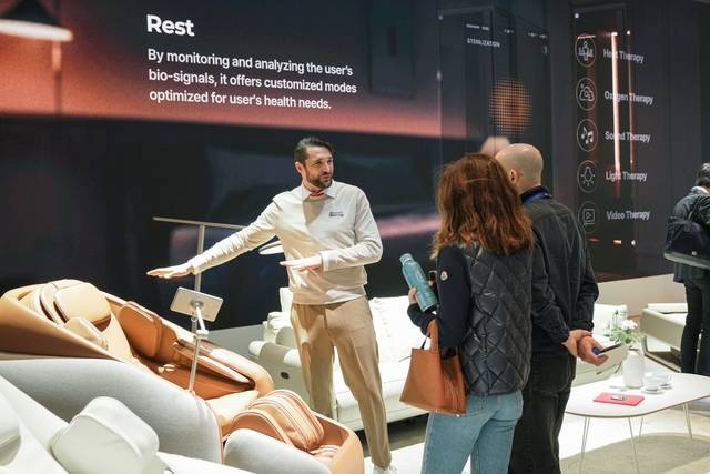 올해 초 미국 라스베이거스에서 열린 CES 2025에서 관람객들이 세라젬 ‘파우제’ 모델을 살펴보는 모습. 세라젬 제공