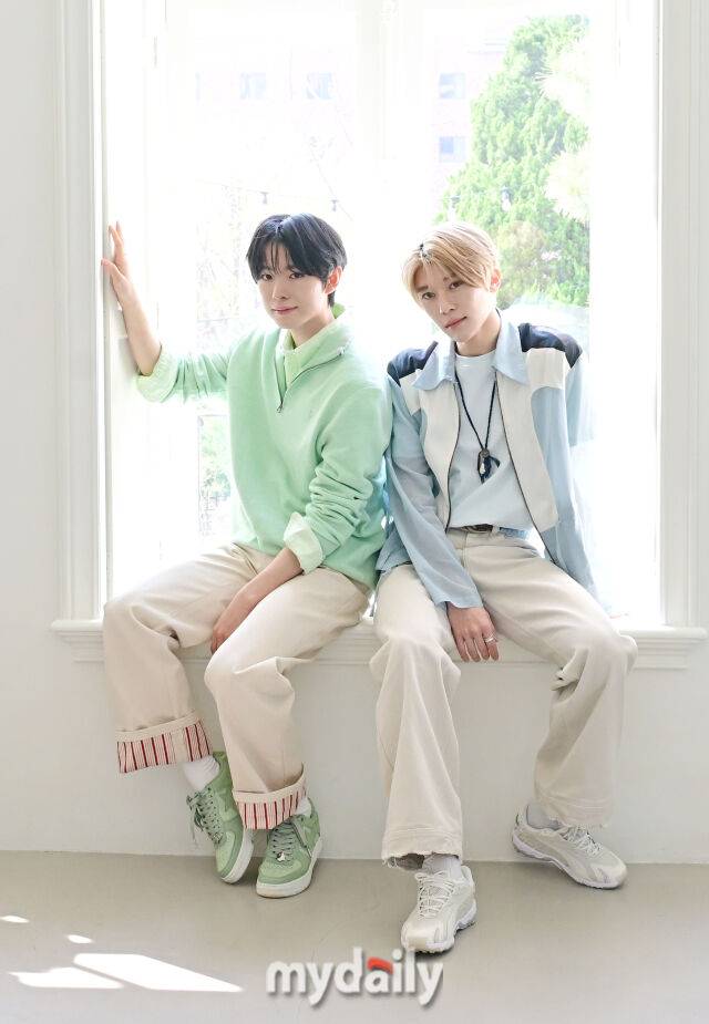 엔시티 위시(NCT WISH) 유우시(왼쪽), 시온이 10일 서울 이태원동 한 스튜디오에서 진행된 두 번째 미니앨범 'poppop(팝팝)' 인터뷰에서 포즈를 취하고 있다. 한혁승 기자 hanfoto@mydaily.co.kr