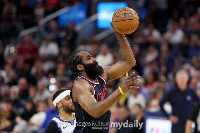 하든이 14일 골든스테이트와 경기에서 슛을 던지고 있다. /게티이미지코리아