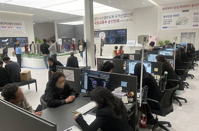 ‘힐스테이트 용인마크밸리’ 견본주택 상담소 모습. [정주원 기자]