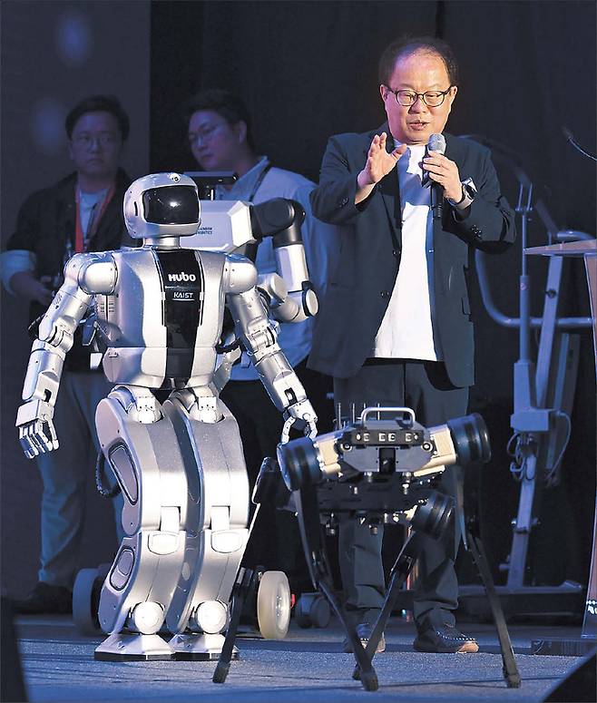 오준호 레인보우로보틱스 설립자가 대전시 유성구 KAIST 류근철 스포츠 콤플렉스에서 ‘신인류가 온다’의 주제로 열린 ‘이노베이트 코리아 2024’에서 강연을 하고 있다. [대전=임세준 기자]