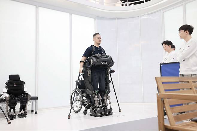 김승환 연구원이 웨어러블 로봇을 시연하고 있다.[KAIST 제공]