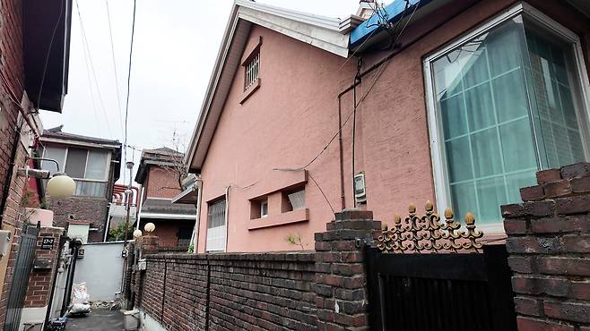 서울 강북구 수유동에 위치한 한 1층 단독주택이 경매로 나왔다.  [이건욱 PD]