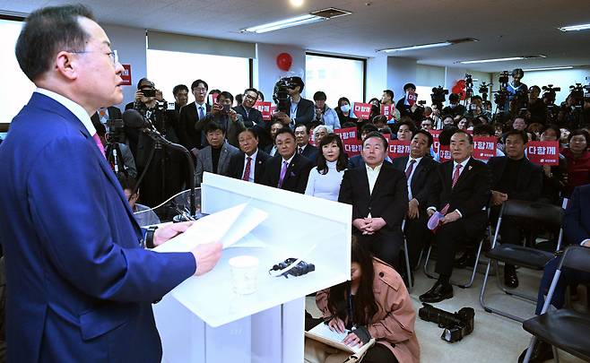 홍준표 전 대구시장이 14일 오후 서울 여의도의 선거 사무소에서 제21대 대통령 선거 출마를 공식 선언하고 있다. 임세준 기자