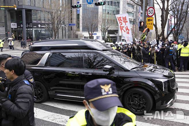 [서울=뉴시스] 김근수 기자 = 내란수괴 혐의를 받는 윤석열 전 대통령이 14일 오전 서울 서초구 서울중앙지방법원에서 내란 우두머리(수괴) 혐의 첫 공판에 출석하고 있다. 2025.04.14. ks@newsis.com