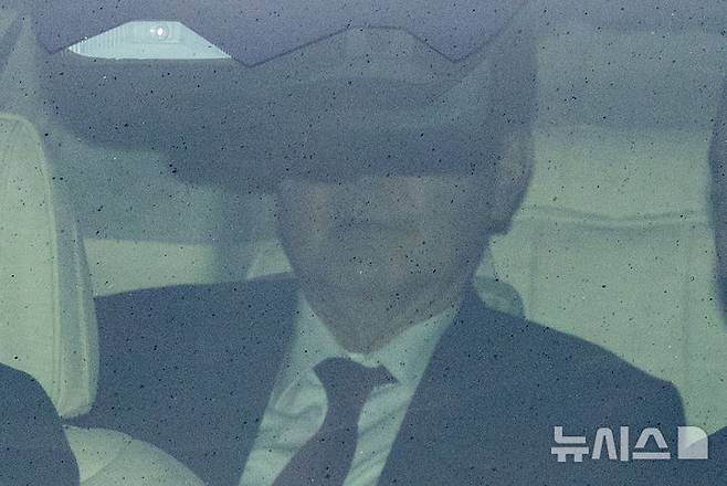[서울=뉴시스] 김명년 기자 = 윤석열 전 대통령이 14일 오전 서울 서초구 서울중앙지방법원에서 열린 내란 우두머리 혐의 1차 공판에 차량을 타고 출석하고 있다. 2025.04.14. kmn@newsis.com