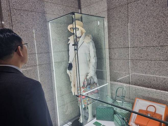 [대전=뉴시스] 14일 김완기 특허청장이 정부대전청사 4동 1층에 마련된 위조상품 팝업 전시장을 둘러보고 있다. kys0505@newsis.com *재판매 및 DB 금지