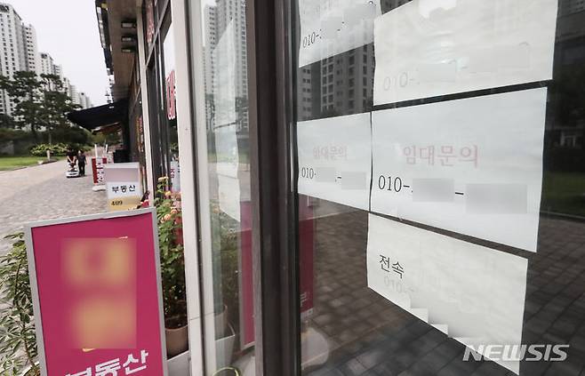 서울 시내에 위치한 공인중개사 단지 내 한 점포 밖에 임대 안내문이 붙어 있다. 뉴시스 자료사진.