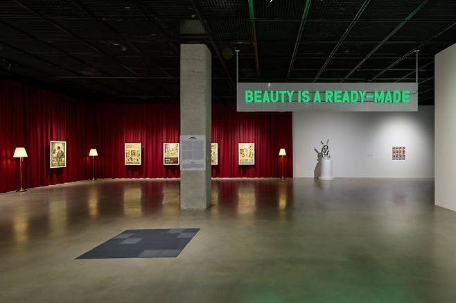 '모두에게: 초콜릿, 레모네이드 그리고 파티' 1 전시실 전경. (사진 왼쪽)김가람 <분더캄머> 2025. (우)클레어 퐁텐 <아름다움은 레디메이드> 2020-2024 *재판매 및 DB 금지