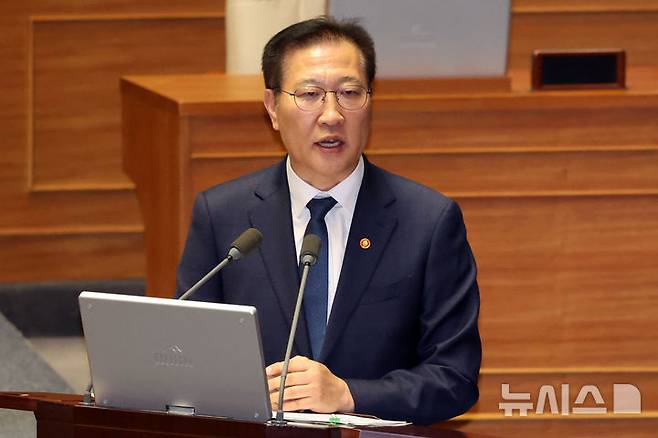 [서울=뉴시스] 조성우 기자 = 박성재 법무부 장관이 14일 오후 서울 여의도 국회에서 열린 제424회 국회(임시회) 제2차 본회의 정치·외교·통일·안보 분야 대정부질문에서 김영배 더불어민주당 의원 질문에 답변하고 있다. 2025.04.14. xconfind@newsis.com