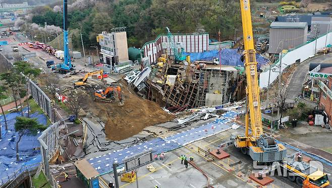 [광명=뉴시스] 김종택 기자 = 14일 경기도 광명시 신안산선 복선전철 공사현장이 붕괴로 인해 내려앉아 있다.지난 11일 신안산선 복선전철 5-2 공구 현장 붕괴 사고가 일어나 작업자 18명중 16명이 대피하고 1명이 13시간 만에 구조됐다.이날 남은 실종자 1명을 찾기 위한 수색작업은 계속 진행되고 있다. 2025.04.14. jtk@newsis.com