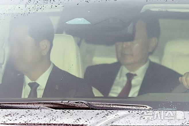 [서울=뉴시스] 이영환 기자 = 윤석열 전 대통령이 14일 서울 서초구 서울중앙지방법원에서 열린 내란우두머리혐의 재판을 마친 뒤 사저로 향하고 있다. 2025.04.14. 20hwan@newsis.com