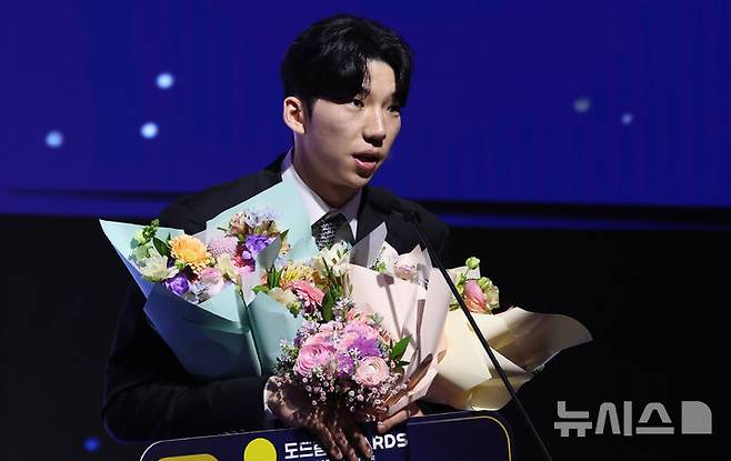 [서울=뉴시스] 추상철 기자 = 14일 오후 서울 서대문구 스위스 그랜드 호텔에서 열린 '2024-2025 V리그 시상식', 남자부 정규리그 MVP에 선정된 현대캐피탈 허수봉이 소감을 밝히고 있다. 2025.04.14. scchoo@newsis.com
