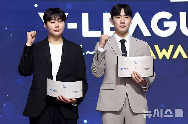 [서울=뉴시스] 추상철 기자 = 14일 오후 서울 서대문구 스위스 그랜드 호텔에서 열린 '2024-2025 V리그 시상식', 남녀 영플레이어상에 선정된 우리카드 한태준, 한국도로공사 김다은이 포즈를 취하고 있다. 2025.04.14. scchoo@newsis.com