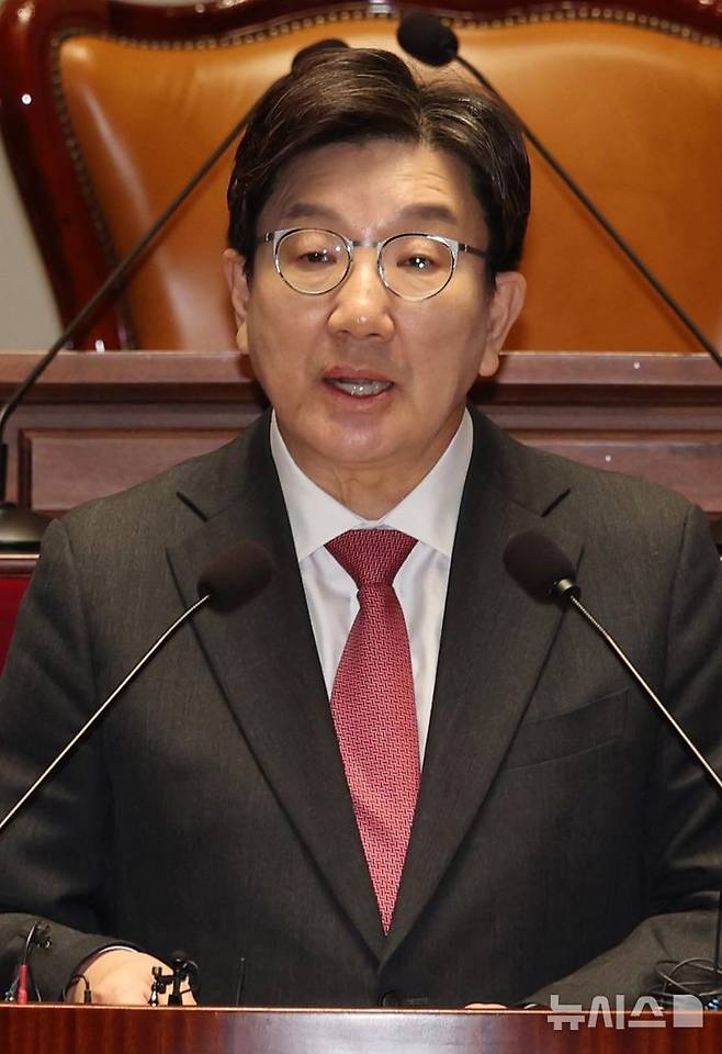 [서울=뉴시스] 조성봉 기자= 권성동 국민의힘 원내대표가 14일 오후 서울 여의도 국회에서 열린 의원총회에서 발언을 하고 있다. 2025.04.14. suncho21@newsis.com