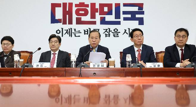 국민의힘 권영세 비상대책위원장(가운데)이 14일 국회에서 열린 비상대책위원회 회의에서 발언하고 있다. 연합뉴스