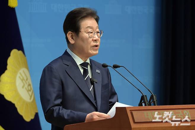 제21대 대통령선거 출마를 선언한 더불어민주당 이재명 전 대표가 11일 서울 여의도 국회 소통관에서 비전 선포 기자회견을 하고 있다. 윤창원 기자