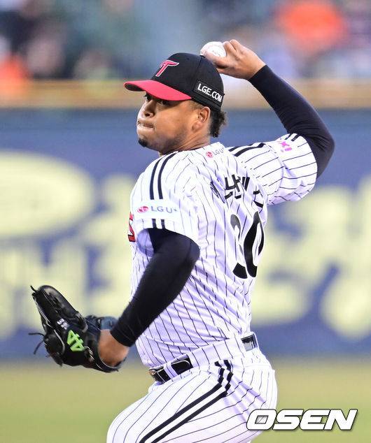 [OSEN=잠실, 김성락 기자] 25일 서울 잠실야구장에서 2025 신한 SOL Bank KBO리그 LG 트윈스와 한화 이글스의 개막전이 열렸다.홈팀인 LG 트윈스는 에르난데스를 선발로, 원정팀 한화 이글스는 류현진을 선발로 내세웠다.1회초 LG 선발 에르난데스가 마운드에 올라 힘차게 공을 뿌리고 있다. 2025.03.25 / ksl0919@osen.co.kr