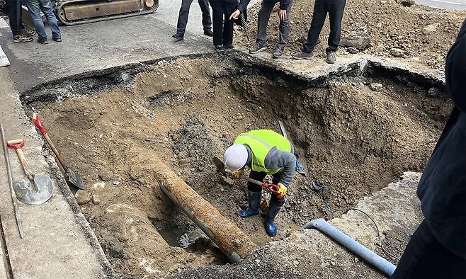 13일 서울 마포구 지하철 5호선 애오개역 인근에서 발생한 싱크홀 현장에서 작업자들이 차로를 복구 중이다. 최경림 기자