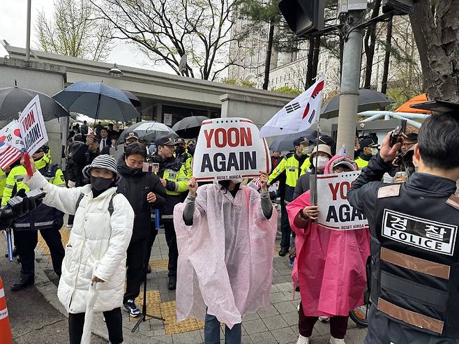 윤석열 전 대통령 지지자들이 14일 오전 서울중앙지법 앞에서 집회를 열고 있다. 이종민 기자