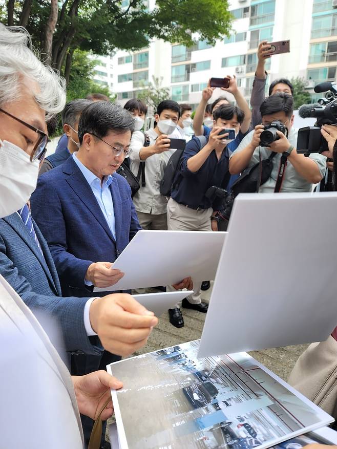 2022년 8월 김동연 경기도지사가 성남시 분당구 샛별마을의 한 아파트 단지를 방문해 노후&nbsp;시설의 모습이 담긴 사진들을 살펴보고 있다. 오상도 기자