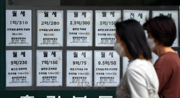 18일 서울 시내 한 부동산에 월세 매물 종이가 붙어 있다. 2022. 7. 18 박윤슬 기자