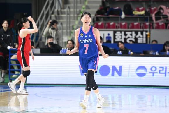 용인 삼성생명 강유림이 지난달 7일 용인실내체육관에서 열린 2024~25 여자프로농구 플레이포 3차전 부산 BNK와의 홈 경기에서 득점한 뒤 기뻐하고 있다. WKBL 제공