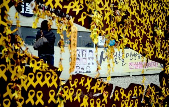 세월호가 1차 인양을 마무리한 24일 전남 진도 팽목항에 미수습자들의 사진이 걸려 있다.   2017.3.24 박지환기자