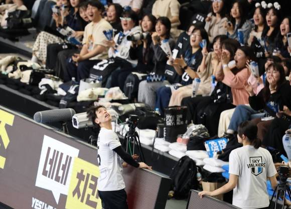 지난 1일 충남 천안 유관순체육관에서 열린 남자프로배구 챔피언결정전 현대캐피탈 스카이워커스와 대한항공 점보스의 1차전 경기. 현대캐피탈 박경민이 필사적으로 수비하고 있다. 2025.4.1. 천안 연합뉴스