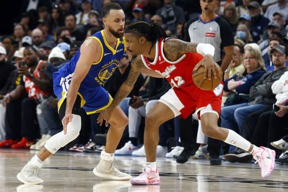 골든스테이트 워리어스 스테판 커리가 2일 (한국시간) 미국 테네시주 멤피스 페덱스 포럼에서 열린 2024~25시즌 미국 프로농구(NBA) 정규시즌 멤피스 그리즐리스와의 원정 경기에서 자 머렌트를 수비하고 있다. 로이터 연합뉴스