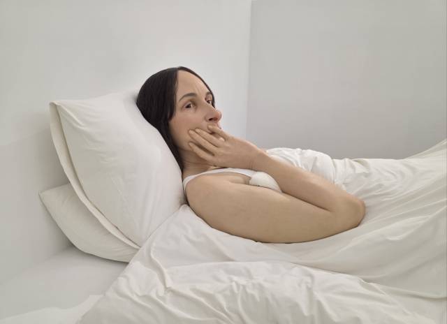 론 뮤익의 대표작으로 꼽히는 ‘침대에서(2005)’는 가로 6.5m에 이르는 거대한 크기로 관람객들에 특별한 인상을 남긴다 / 김경미기자