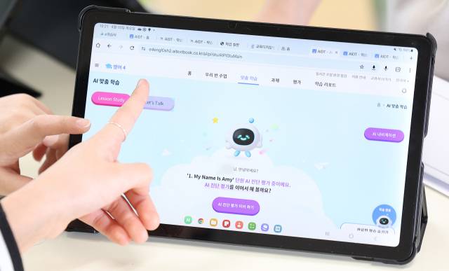 초등생들이 10일 대구 달성군 가창면 용계초에서 열린 인공지능디지털교과서(AIDT) 공개 수업에서 AI 교과서로 공부하고 있다. 연합뉴스