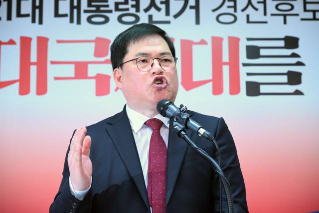 홍준표 전 대구시장이 14일 오후 서울 여의도 대하빌딩 캠프 사무소에서 제21대 대통령 선거 출마 선언을 하는 가운데 홍 전 지사를 지지하는 유동규 전 성남도시개발공사 기획본부장이 발언하고 있다. 성형주 기자
