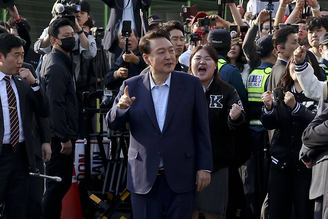 윤석열 전 대통령이 4월11일 서울 용산구 한남동 관저에서 나와 서초동 사저로 향하기 전 지지자들에게 인사하고 있다. ⓒ 연합뉴스